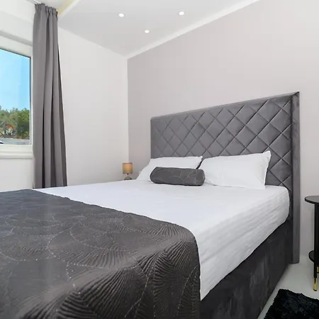Apartament Lumiere Apartment *